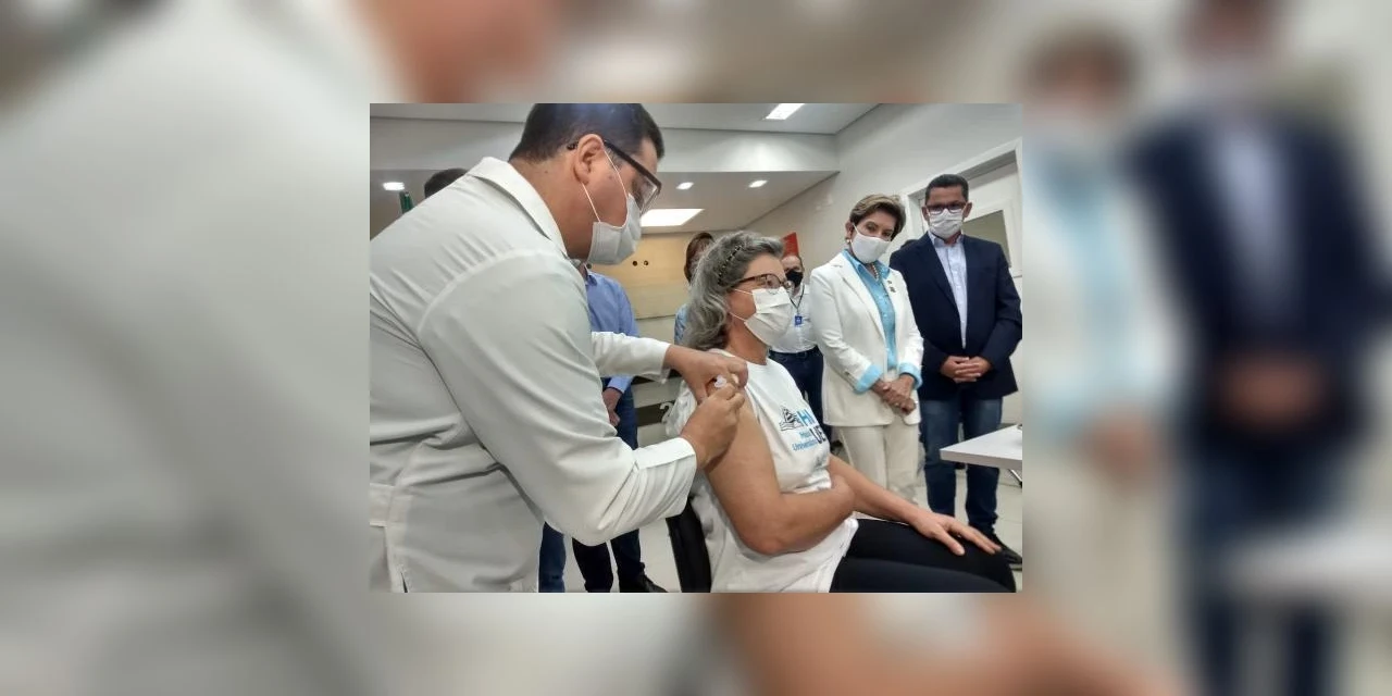 Prefeitura inicia a aplicação da 2ª dose nos profissionais dos hospitais e de farmácias