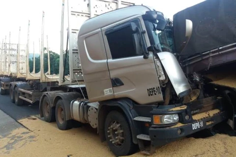 Motorista fica preso às ferragens após colisão traseira na BR-376, em Tibagi