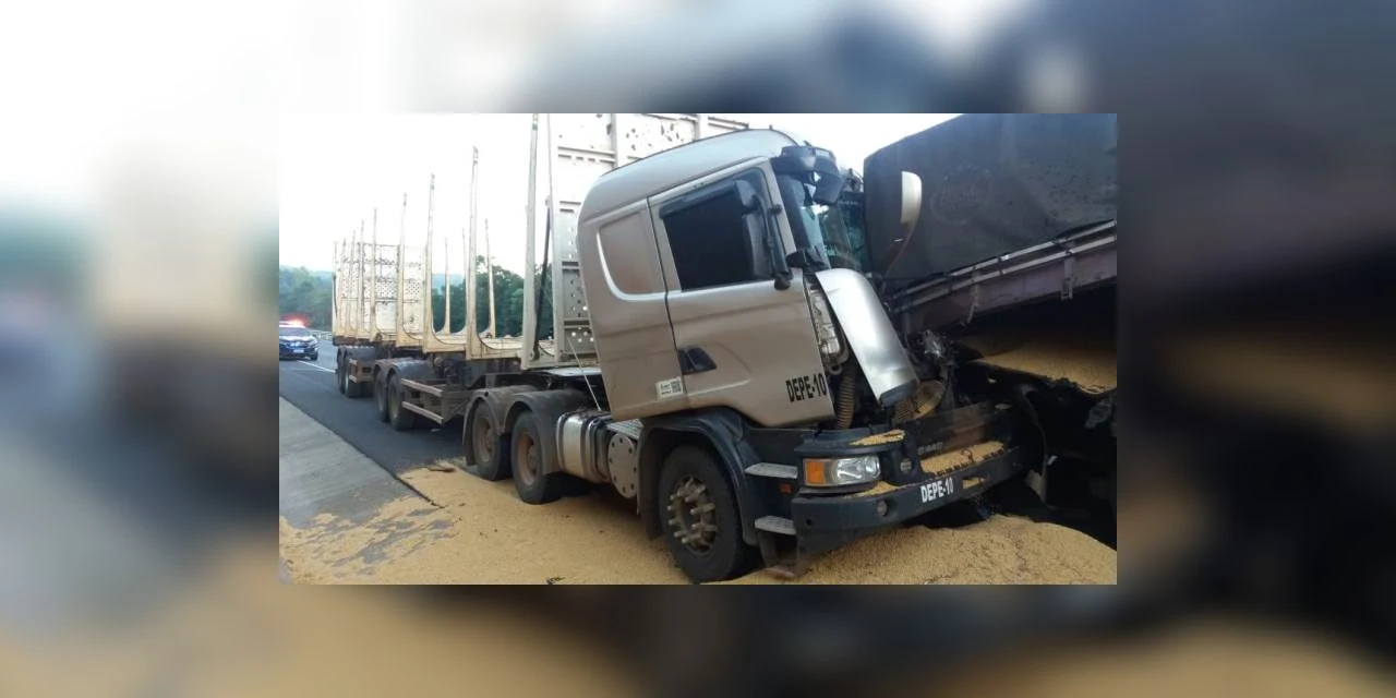 Motorista fica preso às ferragens após colisão traseira na BR-376, em Tibagi