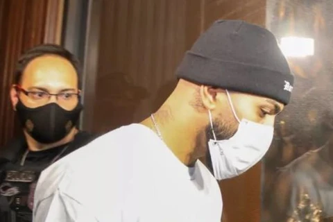 Gabigol e MC Gui são detidos em cassino clandestino com mais de 200 pessoas, em São Paulo