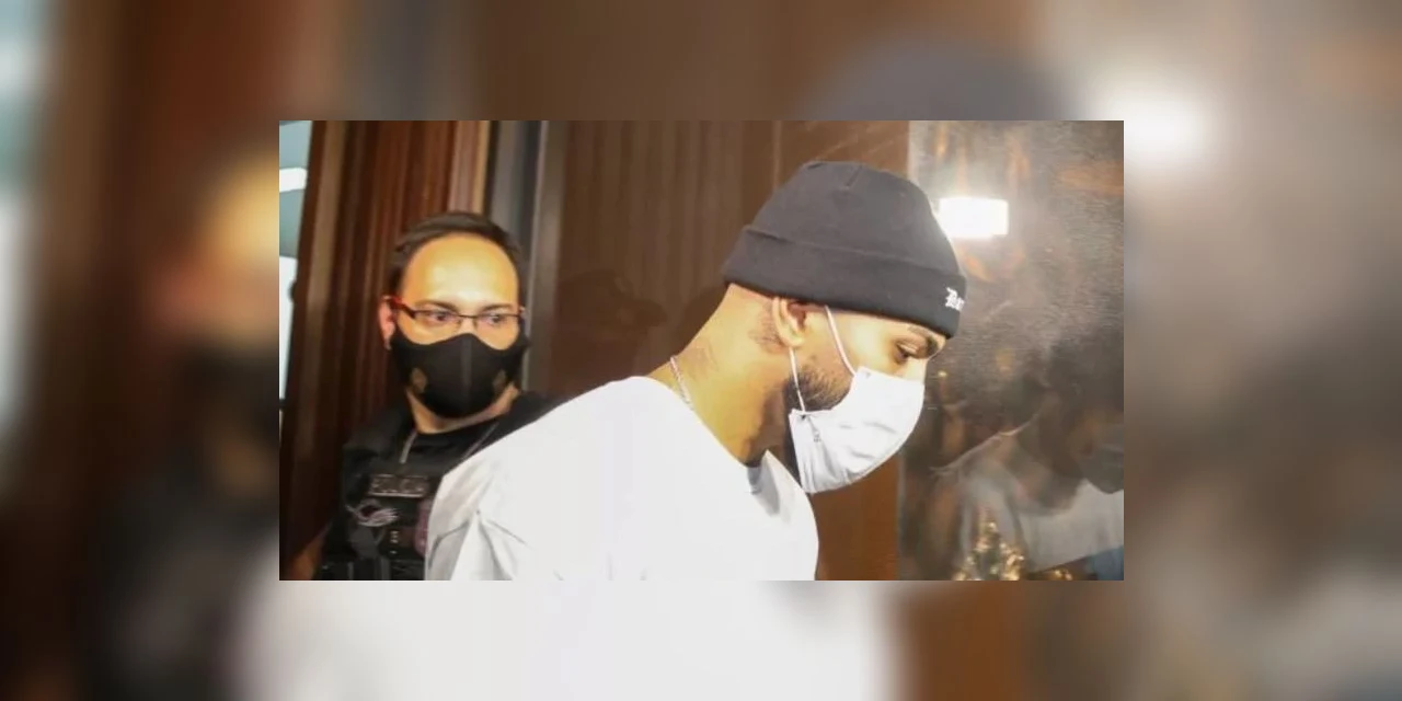 Gabigol e MC Gui são detidos em cassino clandestino com mais de 200 pessoas, em São Paulo