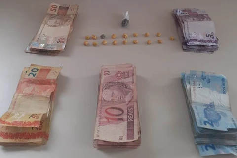 Homem fica nervoso com presença de viatura e é pego com maconha e crack na Nova Rússia