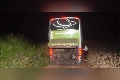 Policiais trocam tiros com bandidos, após assalto a ônibus no Paraná