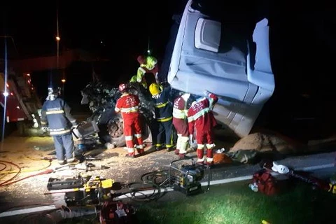 Colisão traseira entre caminhões deixa motorista em estado grave na BR-376