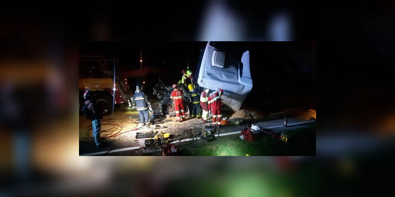 Colisão traseira entre caminhões deixa motorista em estado grave na BR-376