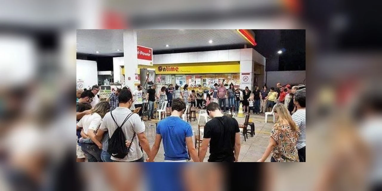 Imagem de grupo rezando em posto de combustível para baixar preços  é fake