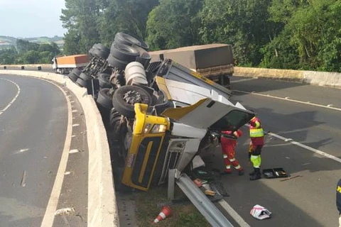 Motorista morre após tombar carreta e ficar preso às ferragens, em Tibagi