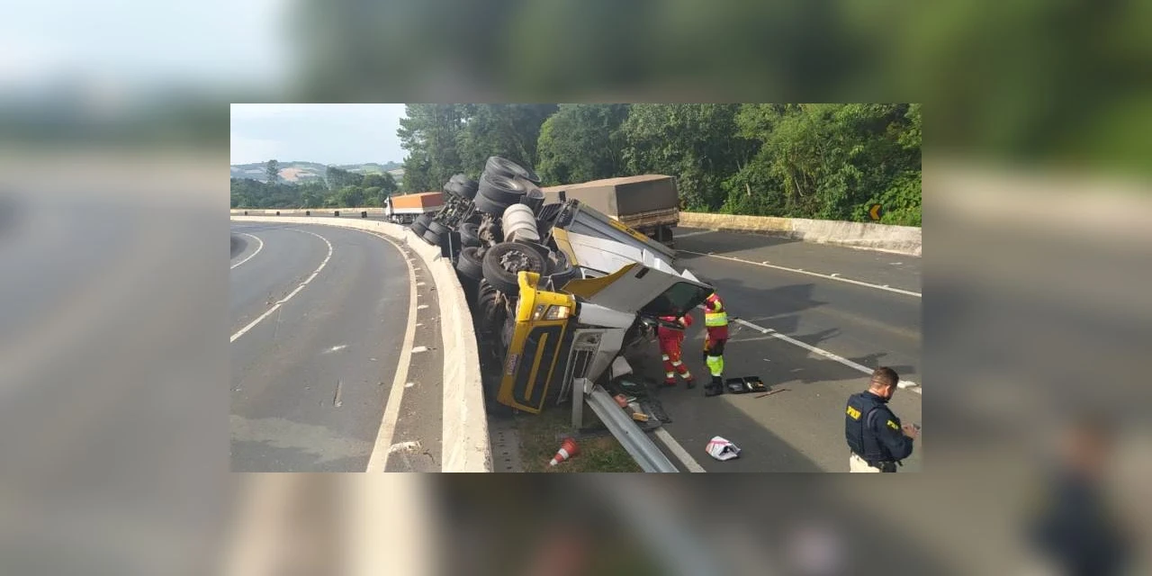 Motorista morre após tombar carreta e ficar preso às ferragens, em Tibagi