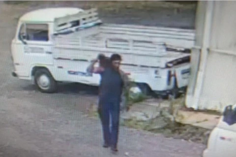Homem é flagrado furtando bateria de veículo da Fundação de Assistência Social