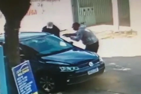 Vídeo: Motorista de aplicativo é baleado durante assalto no Paraná;