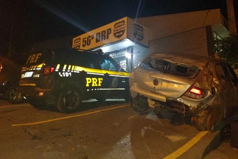 PRF atende acidente, recupera veículo roubado e prende envolvido em assalto.
