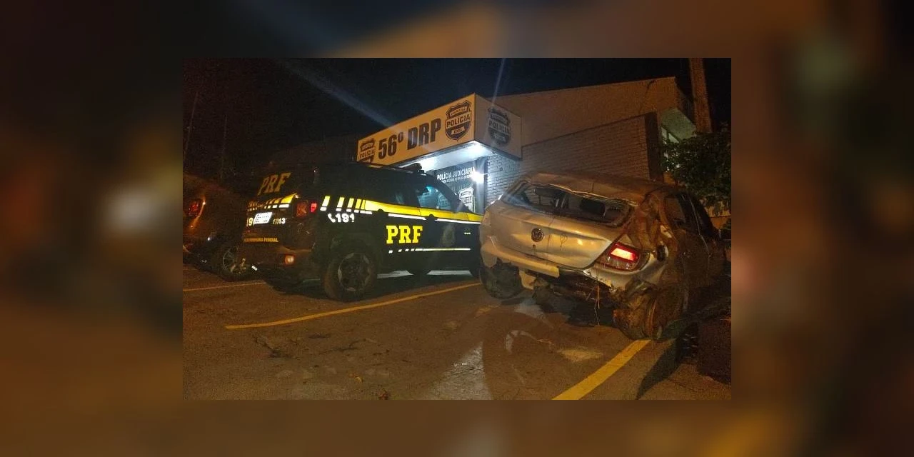 PRF atende acidente, recupera veículo roubado e prende envolvido em assalto.