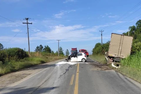 Mulher morre após colisão entre caminhão e carro na BR-153, em Rebouças