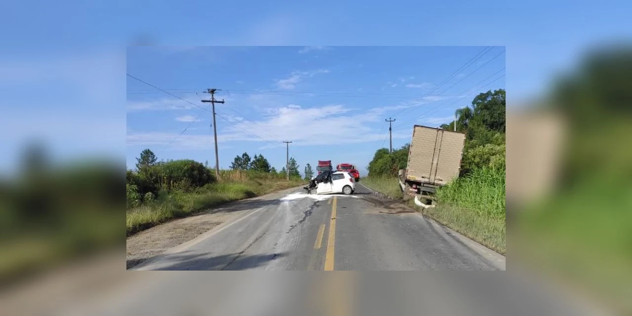 Mulher morre após colisão entre caminhão e carro na BR-153, em Rebouças