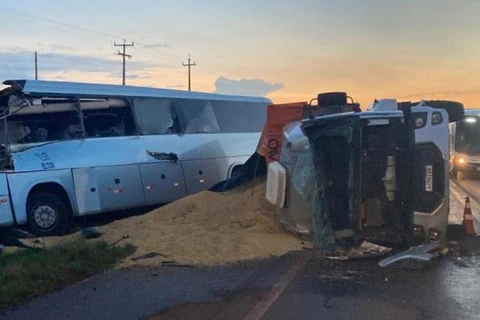 Acidente entre carro, ônibus e dois caminhões deixa três pessoas feridas, na BR-277