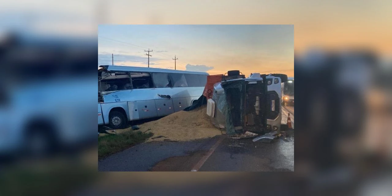 Acidente entre carro, ônibus e dois caminhões deixa três pessoas feridas, na BR-277