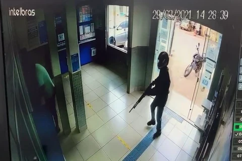 VÍDEO: Assaltantes armados invadem lotérica em Ponta Grossa