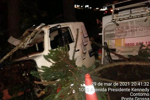 Colisão traseira entre caminhões deixa motorista com ferimentos graves