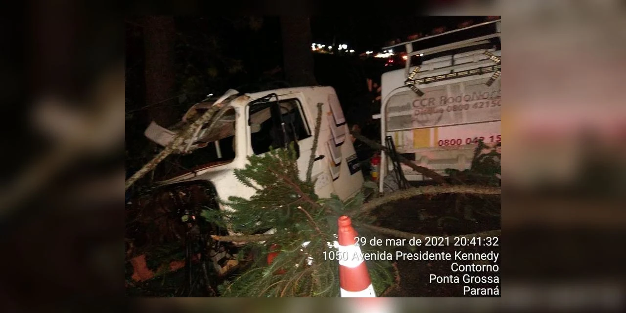 Colisão traseira entre caminhões deixa motorista com ferimentos graves