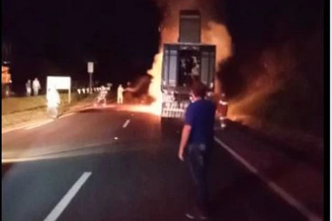 Caminhão boiadeiro pega fogo após acidente com morte em Castro