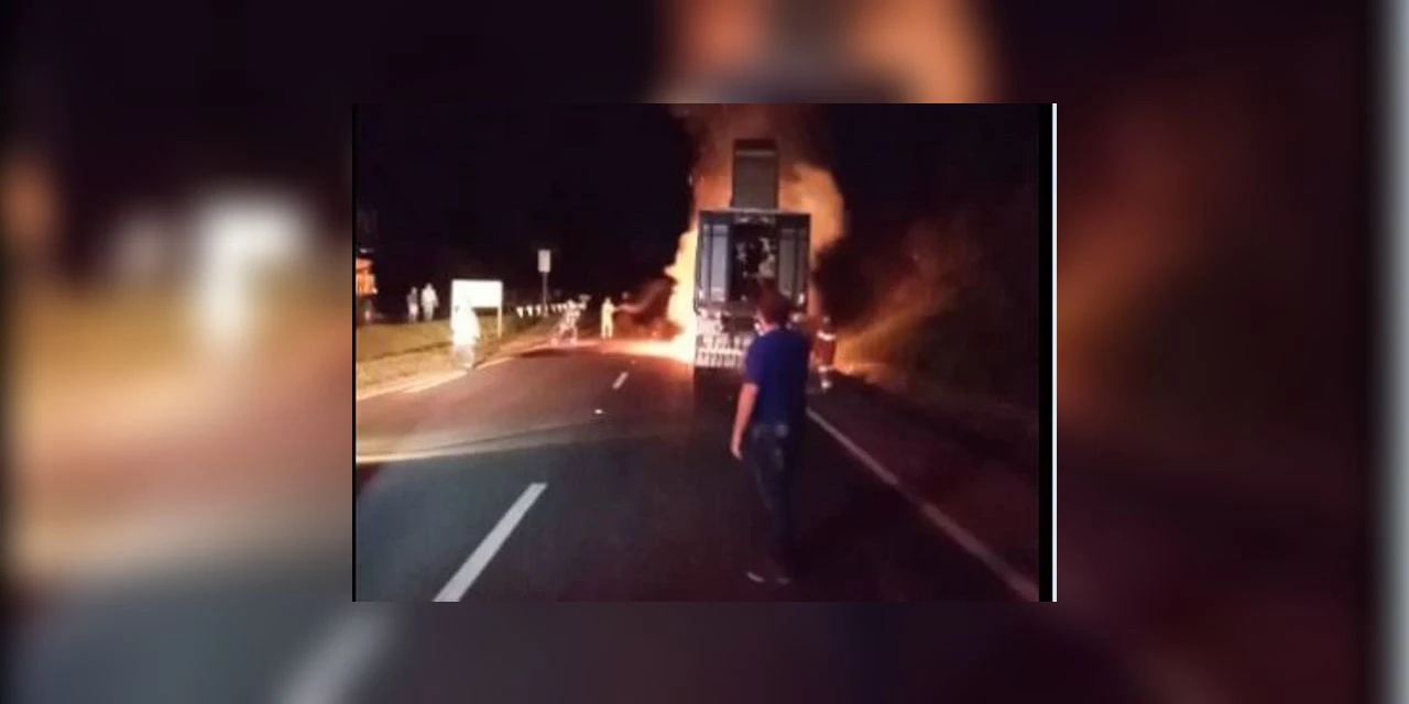Caminhão boiadeiro pega fogo após acidente com morte em Castro