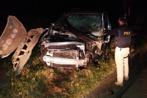 Motorista invade pista contrária, colide em caminhão e fica preso nas ferragens