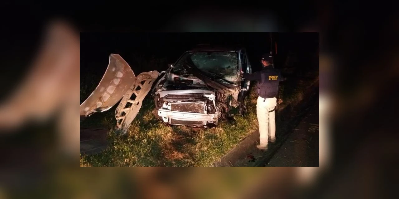 Motorista invade pista contrária, colide em caminhão e fica preso nas ferragens
