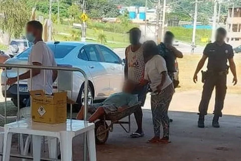 Família improvisa e leva idoso para vacinar em carrinho de mão