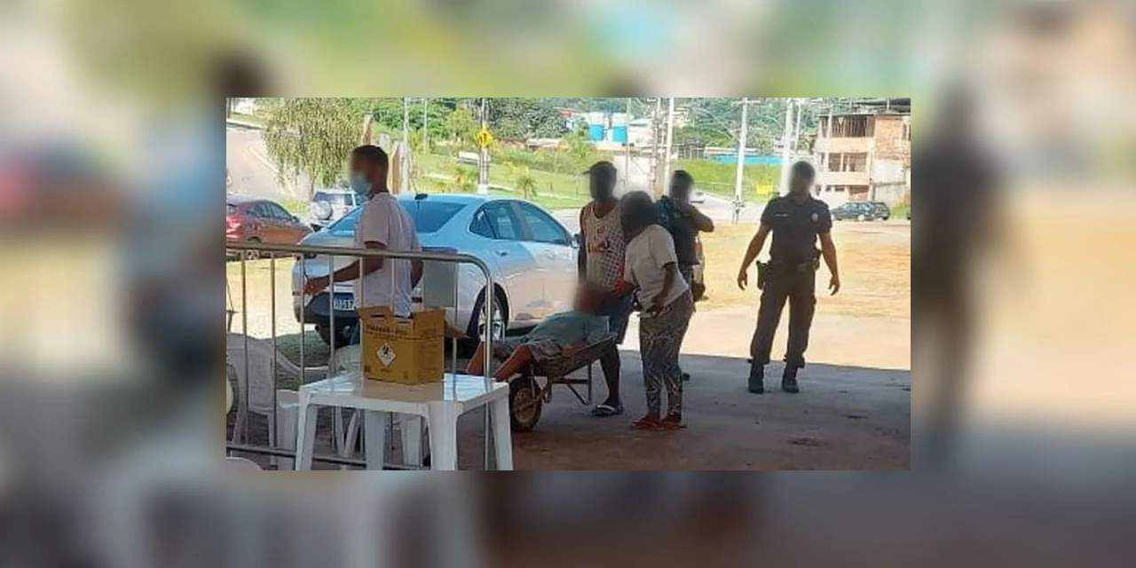 Família improvisa e leva idoso para vacinar em carrinho de mão