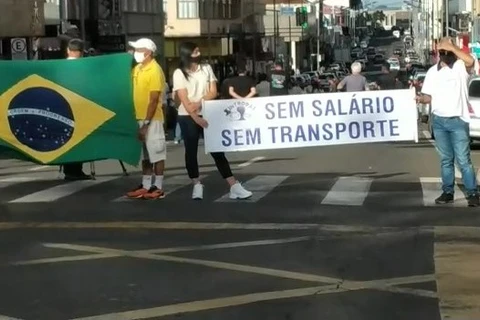 Com salários atrasados, trabalhadores da VCG fazem protesto no centro de PG