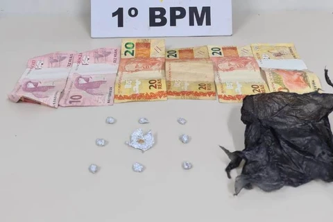 Jovem é preso, após ser flagrado pela PM vendendo drogas em bairro de PG
