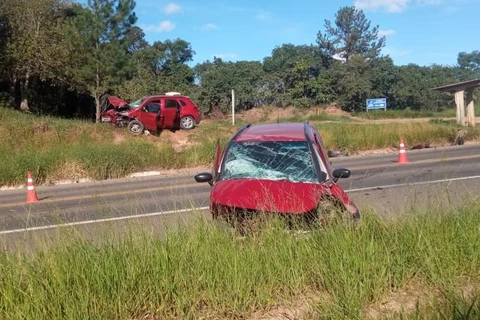 Colisão frontal entre dois veículos faz uma vitima fatal e deixa outras três com ferimentos  em Tibagi