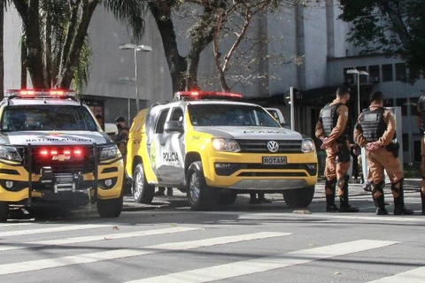 Jovem é preso e adolescente apreendida ao serem flagrados com drogas em Ponta Grossa