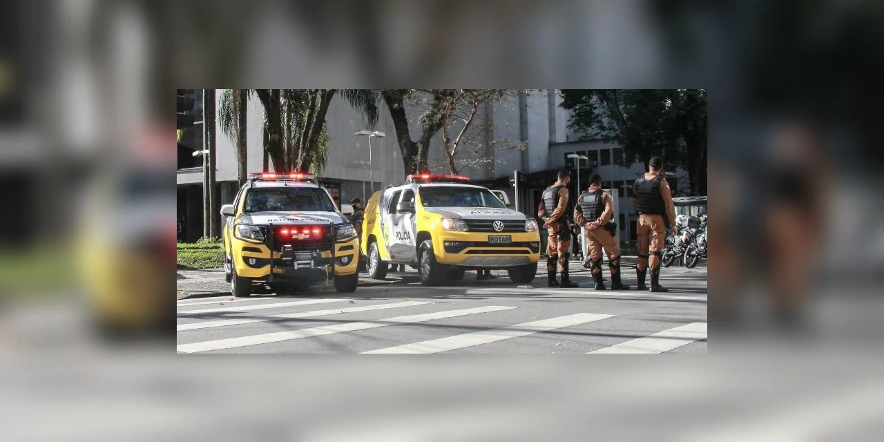 Jovem é preso e adolescente apreendida ao serem flagrados com drogas em Ponta Grossa