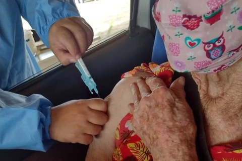 Idosos com mais de 68 anos começam a ser vacinados em Ponta Grossa