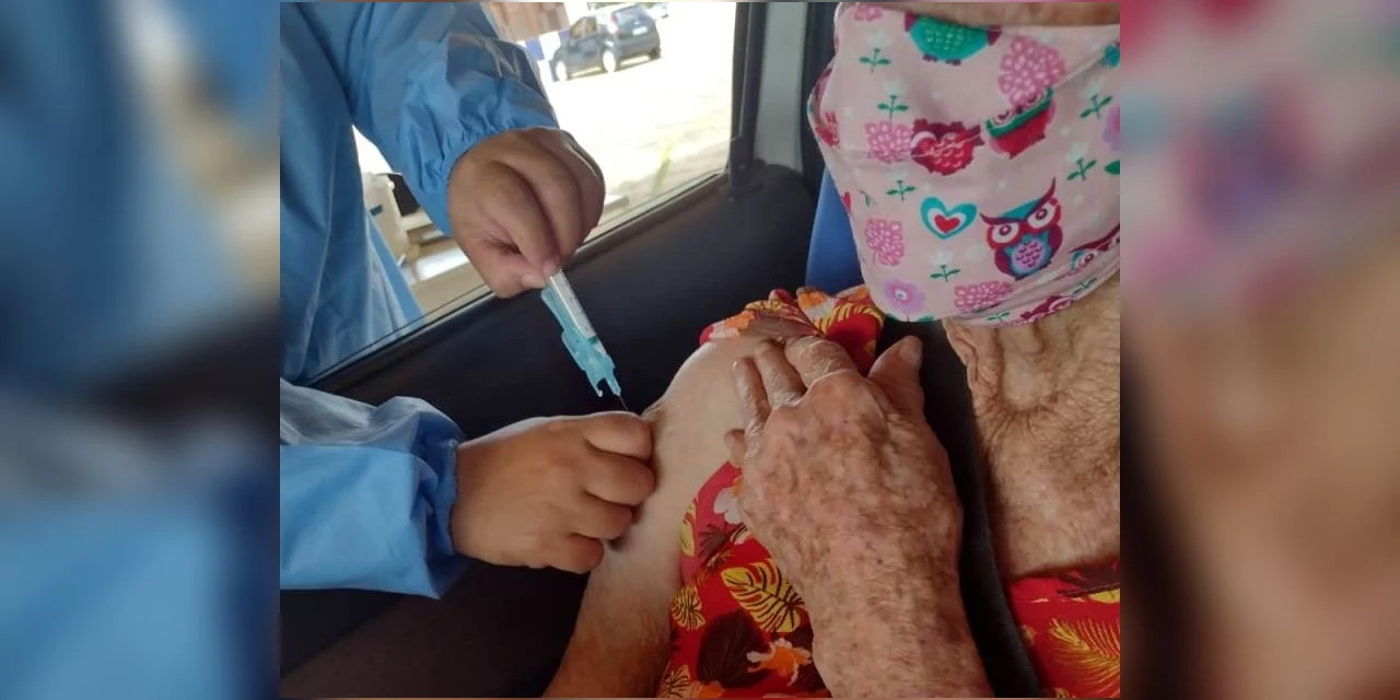 Idosos com mais de 68 anos começam a ser vacinados em Ponta Grossa