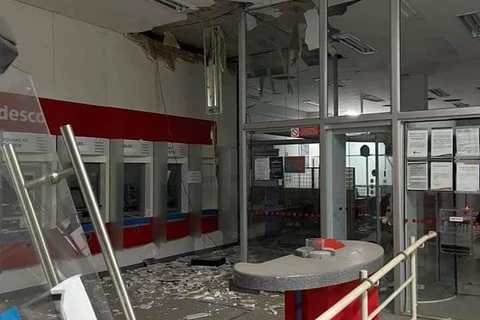 Assaltantes explodem agencias bancarias em Cambará, no Paraná