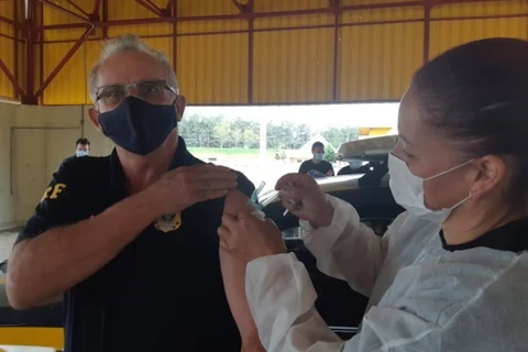 PRF inicia a vacinação de policiais no Paraná