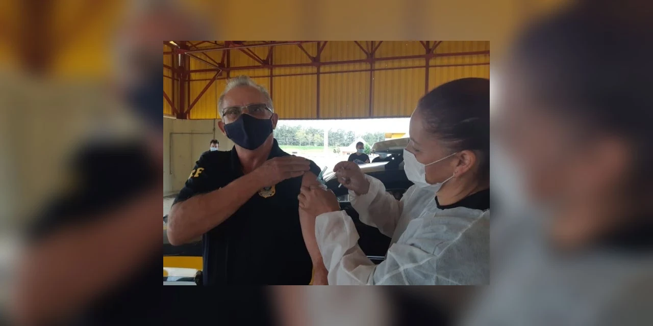 PRF inicia a vacinação de policiais no Paraná
