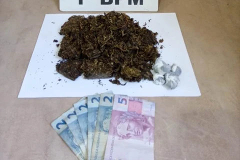 Menor de 14 anos é apreendido com drogas após abordagem policial em Castro