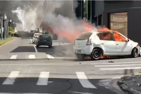 Carro pega fogo após acidente no centro de PG; veja vídeo