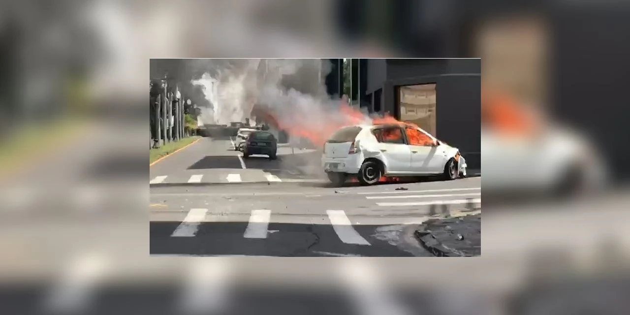 Carro pega fogo após acidente no centro de PG; veja vídeo