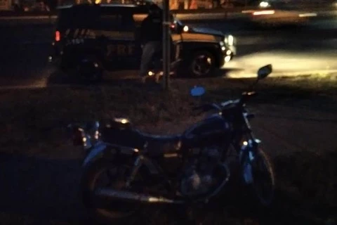 Motociclista sem CNH é flagrado trafegando em passarela de pedestres