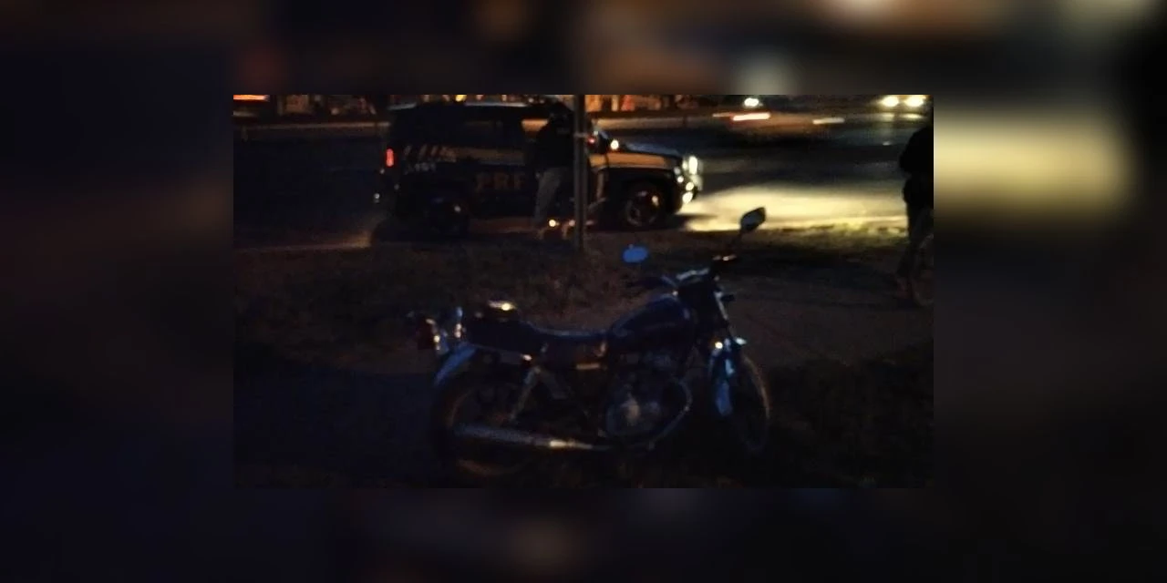 Motociclista sem CNH é flagrado trafegando em passarela de pedestres