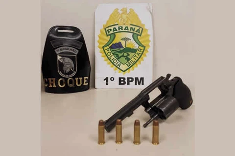 Homem é preso com revólver após ameaçar mulher, em PG