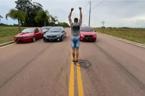 Vídeo mostra  carros promovendo "racha" em Ponta Grossa