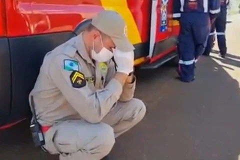 Vídeo mostra socorrista emocionado após morte de criança de um ano no Paraná