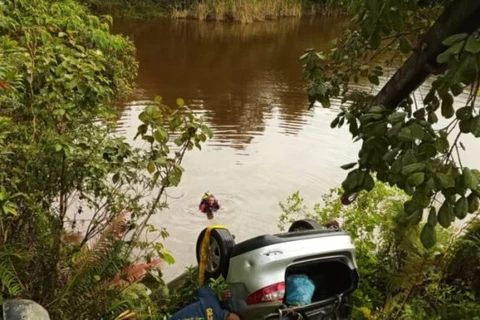 Mãe e filha morrem afogadas após veículo sair da pista e cair em rio no Paraná