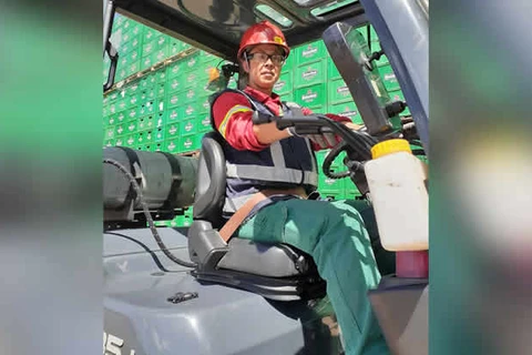 Heineken abre vagas de emprego para mulheres empilhadeiristas