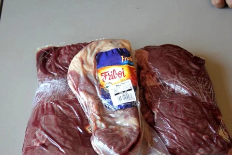 Mulher é flagrada furtando carne em mercado de PG